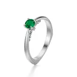 Pierścionek z białego złota ze szmaragdem AJPZ_074